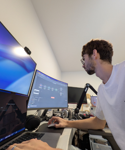 Alex Mercier en consultation devant dashboard n8n